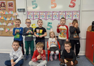 Grupa chłopców pozuje do zdjęcia z Laurą