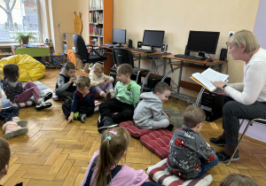 Dzieci słuchają jak pani czyta