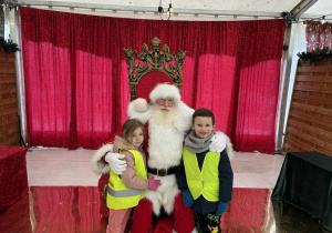 Dwoje dzieci z Mikołajem