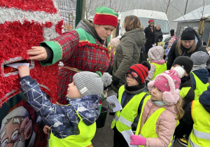 Dzieci wrzucają listy do mikołajowej skrzynki