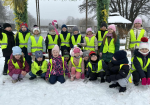 Grupa dzieci na śmiegu