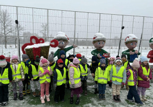 Grupa dzieci i figury elfów