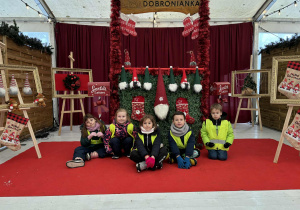 Grupa dzieci przed switączną dekoracją