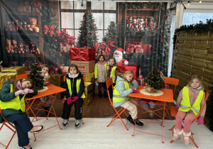 Dziewczynki w pokoju z dekoracjami świątecznymi