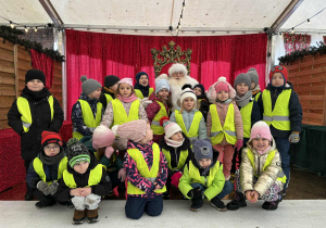 Grupa dzieci z Mikołajem