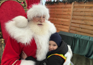 Chłopiec przytula się do Mikołaja