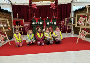 Dziewczynki przed świateczną gekoracją