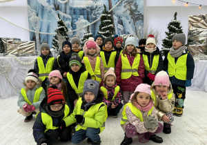 Grupa dzieci przed świąteczną dekoragją