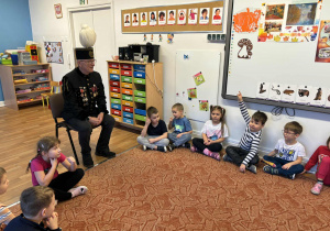 Dzieci słuchają opowieści górnika