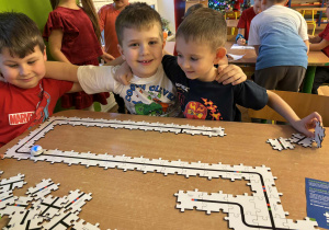 Chłopcy obserwują Ozobota poruszającego po wyznaczonej trasie