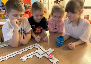 Dzieci sprawdzaję czy Ozobot czta prawidłowo kody