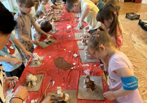 Dzieci wykonują pracę plastyczno-techniczną