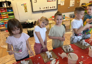 Dzieci wykonują pracę plastyczno-techniczną