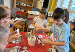 Dzieci wykonują pracę plastyczno-techniczną