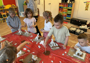 Dzieci wykonują pracę plastyczno-techniczną