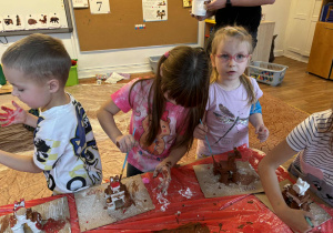 Dzieci wykonują pracę plastyczno-techniczną