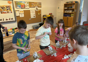 Dzieci wykonują pracę plastyczno-techniczną