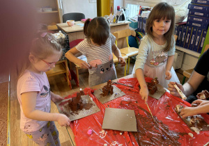 Dzieci wykonują pracę plastyczno-techniczną