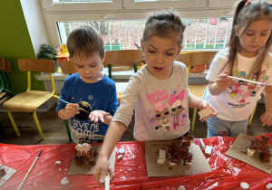 Dzieci wykonują pracę plastyczno-techniczną