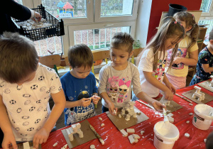 Dzieci wykonują pracę plastyczno-techniczną