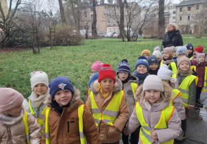 Dzieci idą parami do Domu Pomocy Społecznej