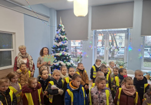 Dzieci pozują do zdjęcia przy choince w domu Pomocy Społecznej