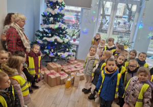 Dzieci pozują do zdjęcia przy choince w domu Pomocy Społecznej