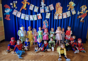 Dzieci przebrane za postaci z bajek pozują do zdjęcia