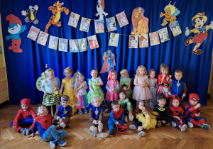 Dzieci przebrane za postaci z bajek pozują do zdjęcia