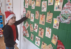 Chłopiec odkrywa kartkę z kalendarza adwentowego