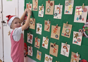 Dziewczynka odkrywa kartkę z kalendarza adwentowego