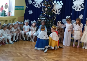 Królowie klęczą przed świętą rodziną