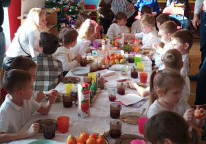 Dzieci i rodzice przy stole wigilijnym
