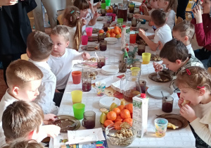 dzieci przy stole wigilijnym, obok rodzice