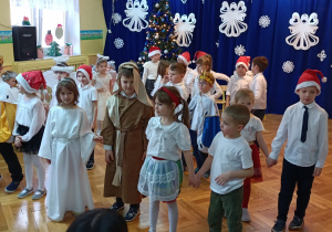 Grupa dzieci w strojach postaci występujących w jasełkach