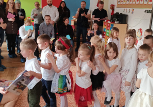 Dzieci i dorośli w sali przedszkolnej