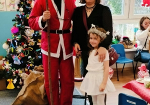 Dziewczynka z mamą pozuje do zdjęcia z Mikołajem