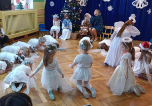 Grupa dziewczynek w przebraniu śnieżynek tańczy