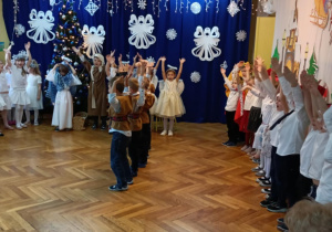 Dzieci w trakcie przedstawienia stoją i śpiewają kolędę