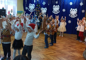 Dzieci w trakcie przedstawienia stoją i śpiewają kolędę