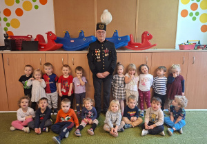 Dzieci razem z górnikiem pozują do zdjęcia