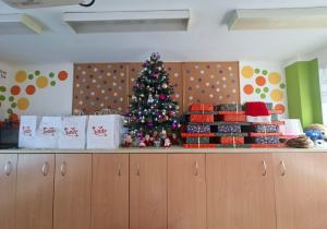 Choinka z prezentami