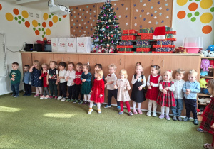 Dzieci recytują wierszyk o Mikołaju