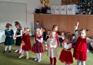 Dzieci recytują wierszyk