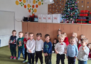 Dzieci recytują wierszyk