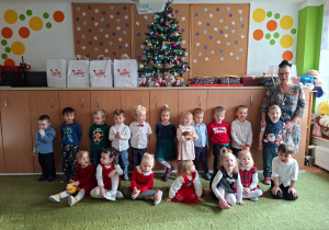 Dzieci pozują do zdjęcia