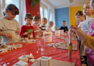 Dzieci tworzą konstrukcje z gipsowych klocków