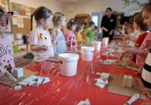 Dzieci tworzą konstrukcje z gipsowych klocków