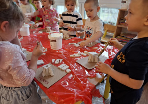 Dzieci tworzą konstrukcje z gipsowych klocków