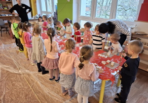 Dzieci tworzą konstrukcje z gipsowych klocków